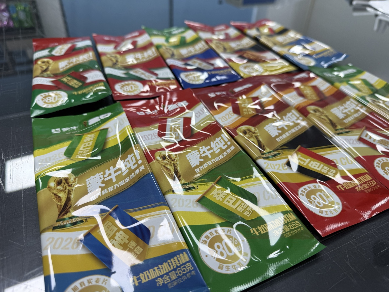 世界杯”冰淇淋限定包装龙港造!AI智能生成,一个包装“千万变”!(图1) 世界杯”冰淇淋限定包装龙港造!AI智能生成,一个包装“千万变”!(图1)